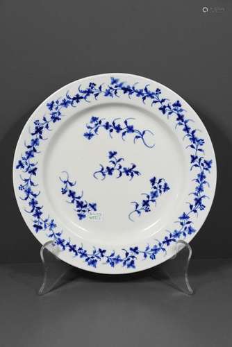 Assiette en porcelaine de Tournai, décor de bleuet…