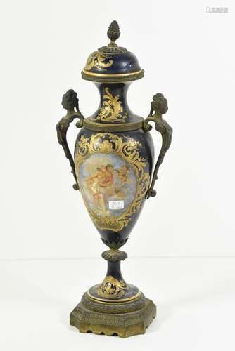 Vase en porcelaine de Sèvres \