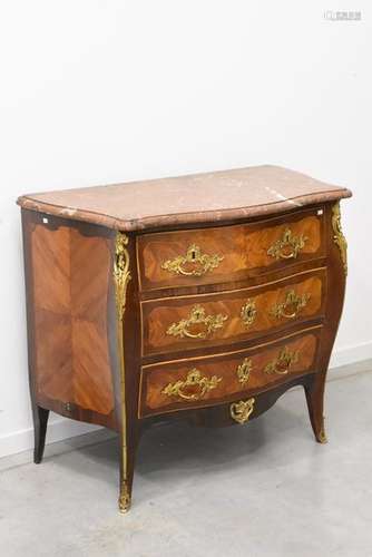 Commode galbée d'époque Louis XV en marqueterie re…