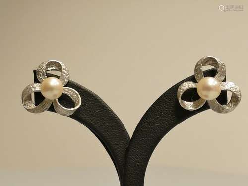 Boucles d'oreilles en or blanc 18 carats sertie d'…