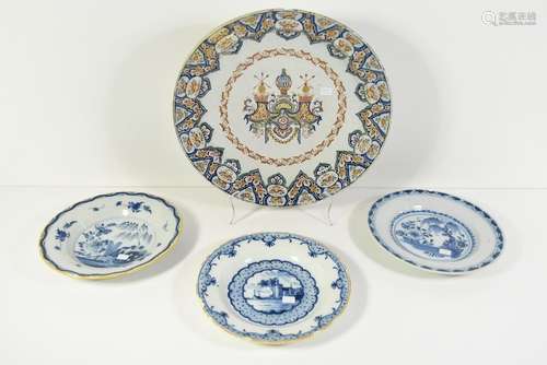 Plat et trois assiettes en Delft (restauration anc…