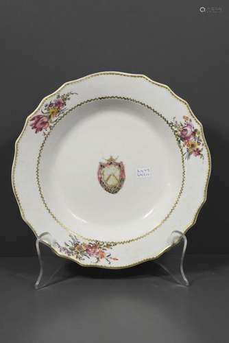 Assiette en porcelaine de Tournai polychrome, déco…