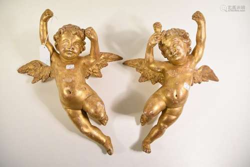 Deux angelots en bois sculpté