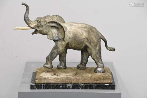 Eléphant Art Déco en bronze argenté et ivoire vers…