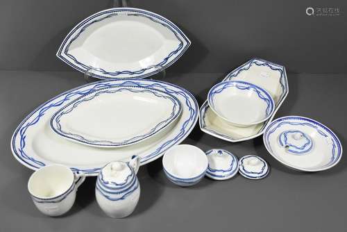 Lot de porcelaine de Tournai décor chenille, plats…