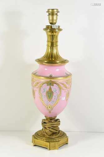 Lampe de table en porcelaine rose et bronze doré, …