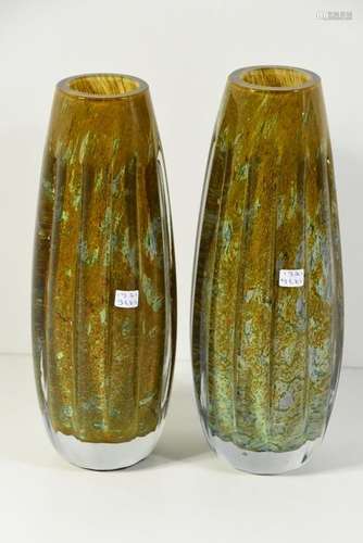 Paire de vases en verre de couleur (Ht.29 et 28cm)