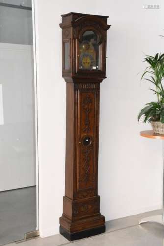 Horloge gaine en chêne sculpté (Ht.240cm)