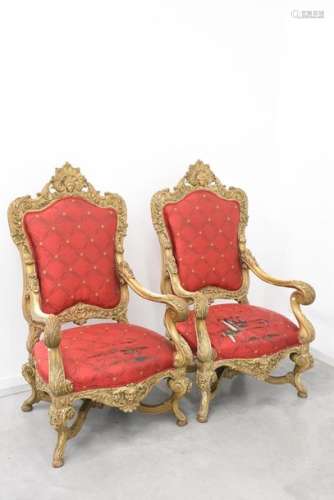 Deux fauteuils Louis XV dorés
