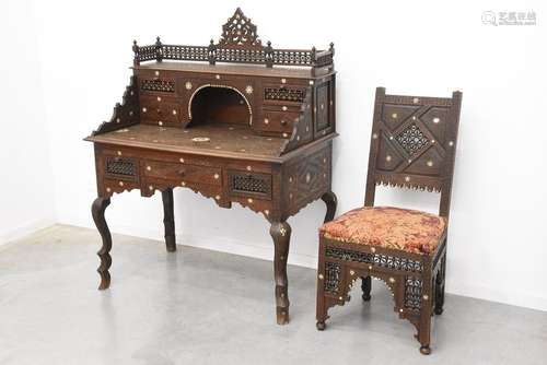 Bureau et chaise orientalistes avec incrustations …