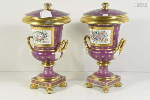 Paire de vases couverts en porcelaine (Ht 30cm)