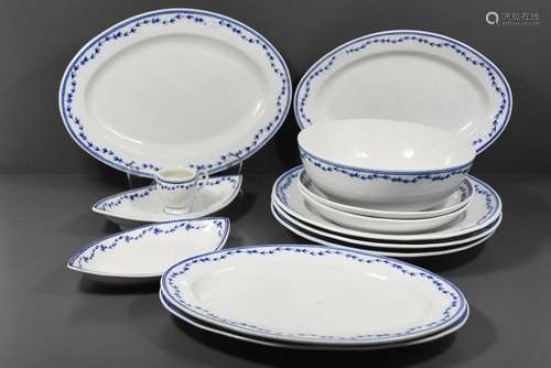 Lot de 12 plats en porcelaine de Tournai, décor la…