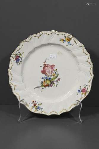 Assiette en porcelaine de Tournai à décor de fleur…