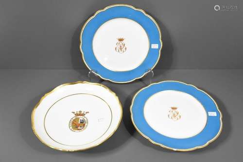 Trois plats en porcelaine armoriée (un plat cassé)