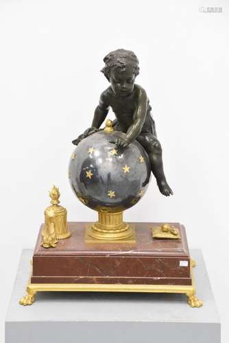 Angelot sur un globe en bronze patiné, doré, étain…