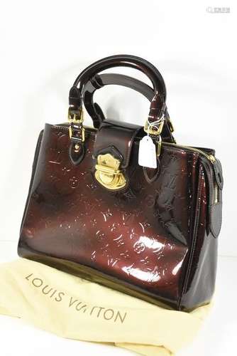 Sac Louis Vuitton en cuir vernis couleur prune (ét…