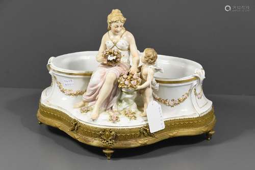 Jardinière en porcelaine à décor d'une femme et d'…