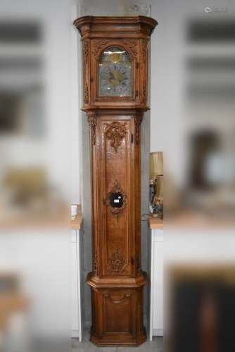 Horloge gaine en chêne sculpté liégeoise (Ht 260cm…