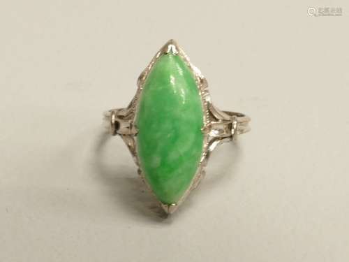 Bague marquise en or blanc sertie d'un jade