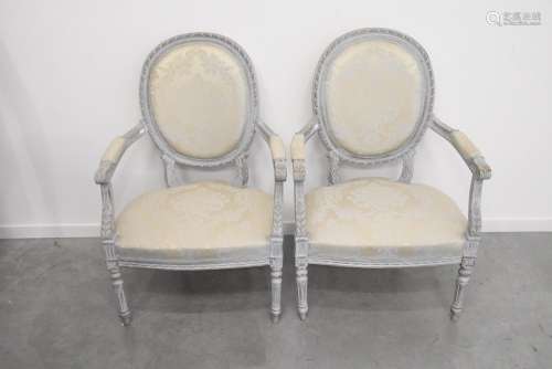 Paire de fauteuils de style Louis XVI peints