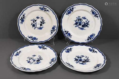 Quatres assiettes en porcelaine de Tournai à décor…