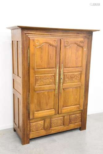 Armoire sculptée (Ht 185 x 140 x 65cm)