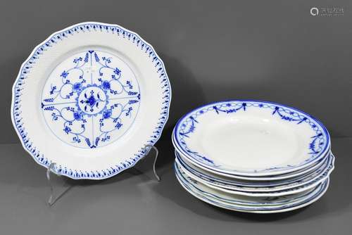 9 assiettes en porcelaine de Tournai, décor Divers