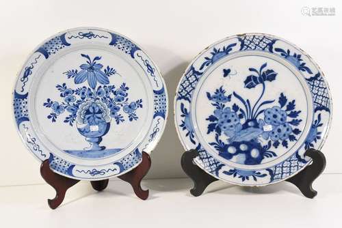 Deux plats en Delft 18ème (égrenures) Ø 34cm