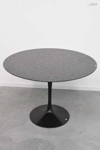 Table Knoll tulipe (diam.110cm)