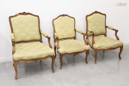 Trois fauteuils d'époque Louis XV en hêtre et noye…