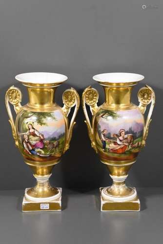 Paire de vases en porcelaine (un cheveu) Ht 28cm