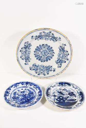 Lot de trois plats en Delft 18ème (Ø 35cm et Ø 23c…