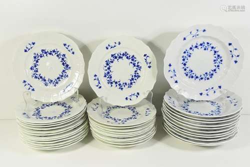 24 assiettes plates et 12 assiettes profondes en p…