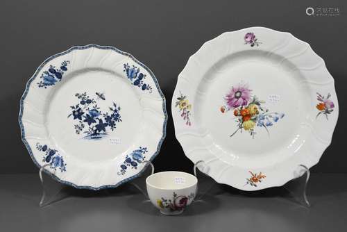 Assiette et tasse polychrome en porcelaine de Tour…