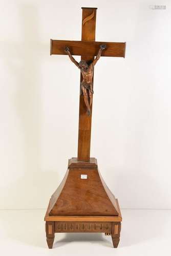 Crucifix en bois fruitier (Ht 70cm)