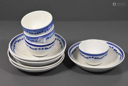 Quatre pochons et cinq soucoupes en porcelaine de …