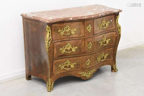 Commode Louis XV en bois de placage, dessus marbre…