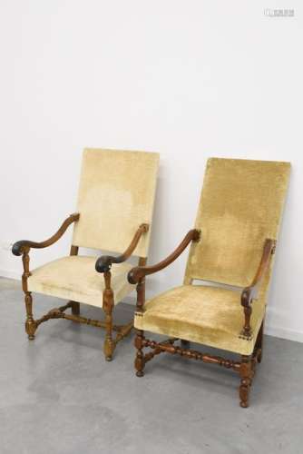 Deux fauteuils Louis XIII, anciens