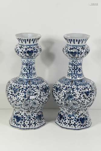 Paire de vases en faïence (Ht 36cm)