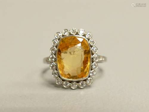 Bague en platine sertie d'un saphir jaune naturel …