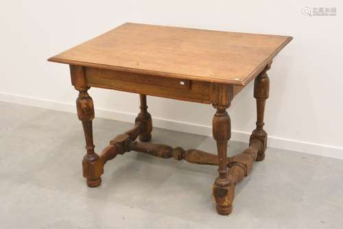 Table en chêne à entretoise (Ht.74 x 103 x 78cm)