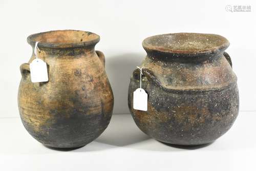 2 pots en terre cuite (Ht.25cm)