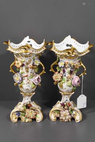 Deux vases Louis Philippe en porcelaine de Bruxell…