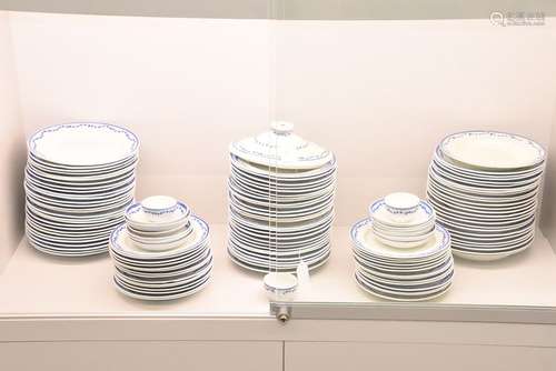 Lot de 125 assiettes et autres en Tournai laurier …