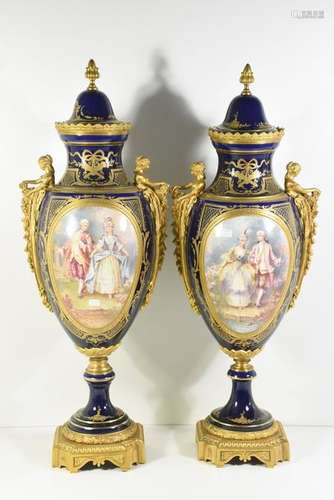 Paire de vases en porcelaine de Sèvres signés Lher…