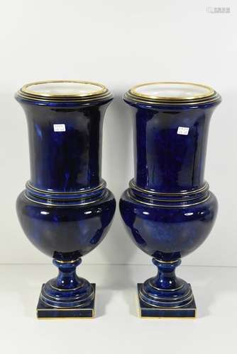 Paire de vases en Sèvres bleu et doré (Ht 40cm)