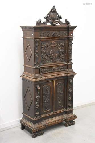 Cabinet italien 19ème en noyer sculpté (Ht.185 x 8…