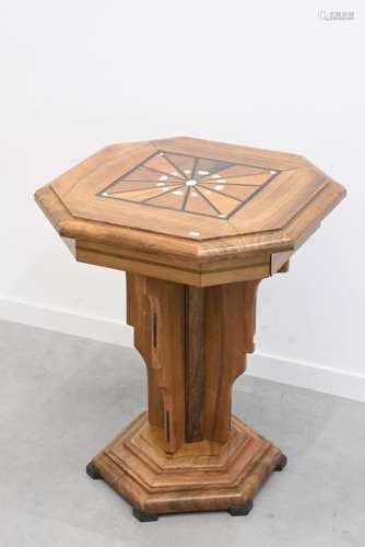 Table octogonale marquetée (Ht 68cm, Ø 60cm)