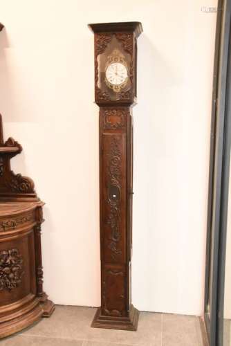 Horloge gaine en chêne sculpté (Ht 245cm)