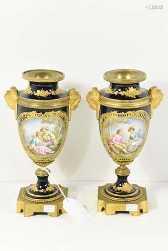 Paire de vases en porcelaine de Sèvres 19ème (Ht 2…